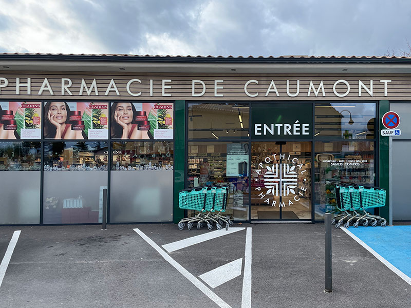 habillage vitrine Publicité - Pharmacie Caumont